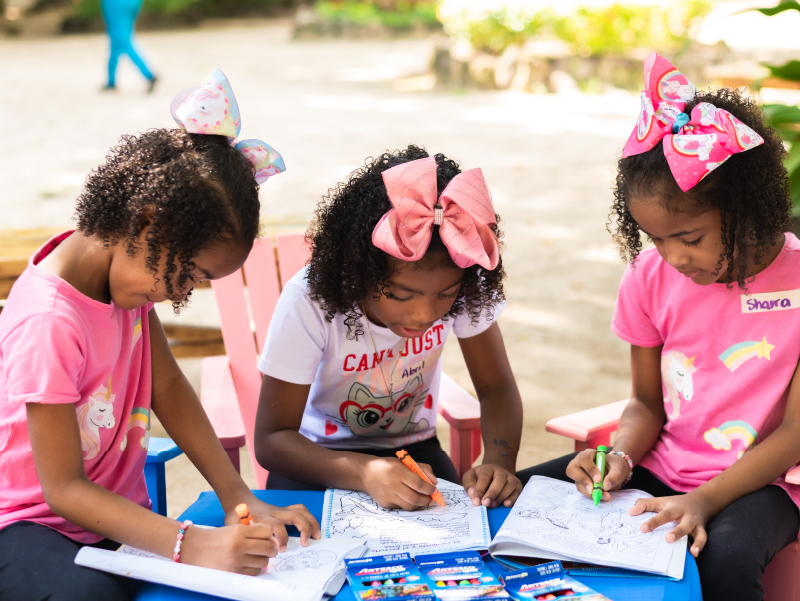 niños estudiando en la isla de barú