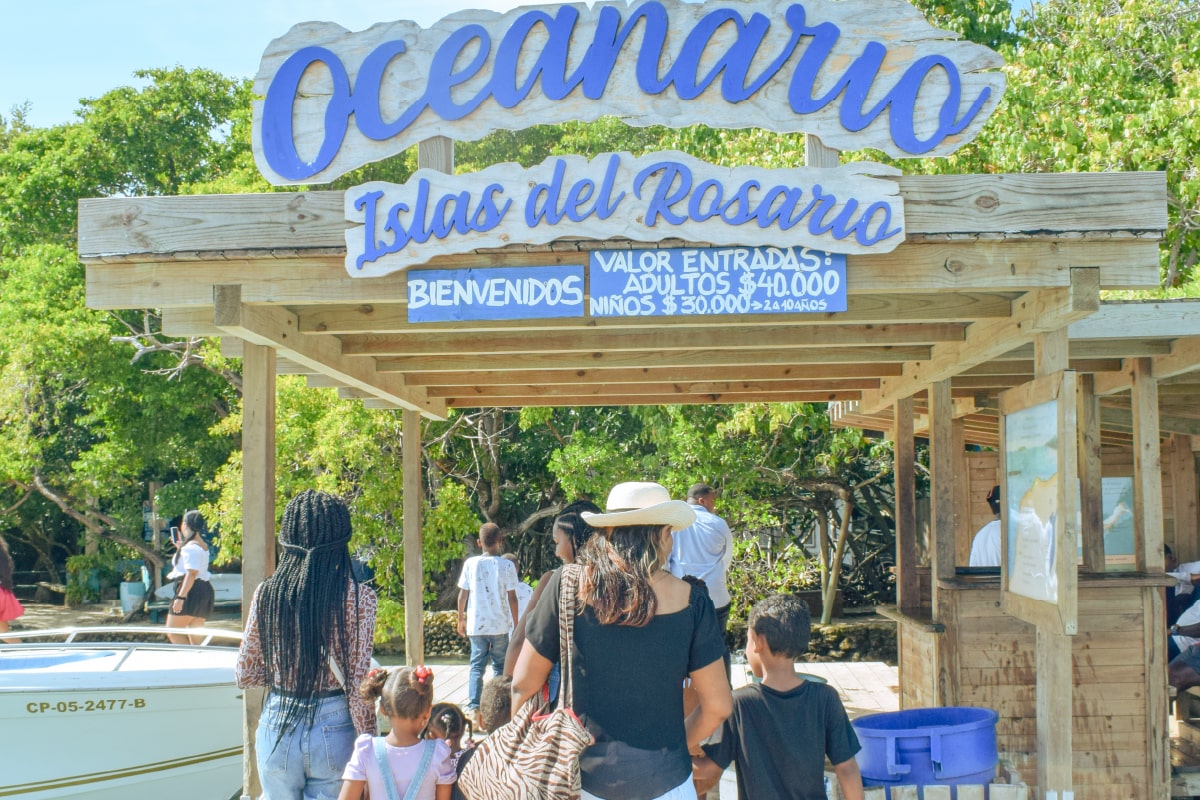 niños visitando el ocenario en Islas del Rosario