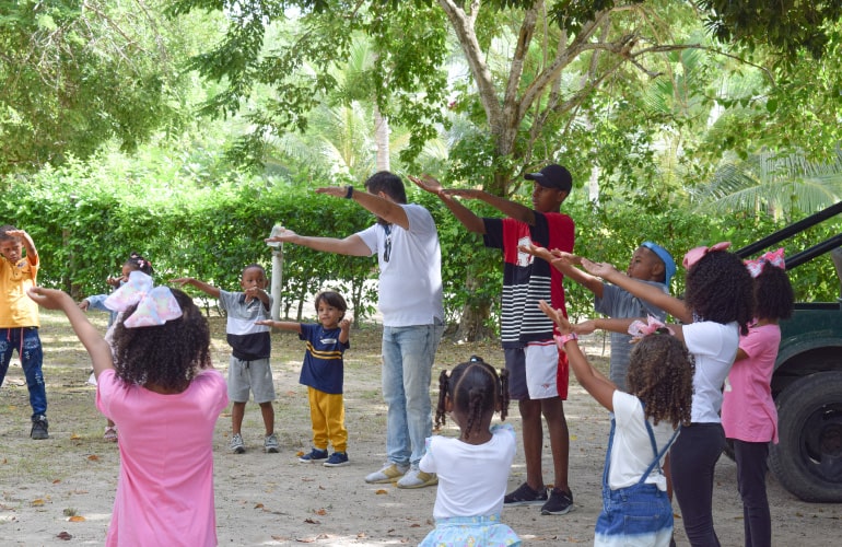 Niños de Funencanto realizando una actividad recreativa en Barú