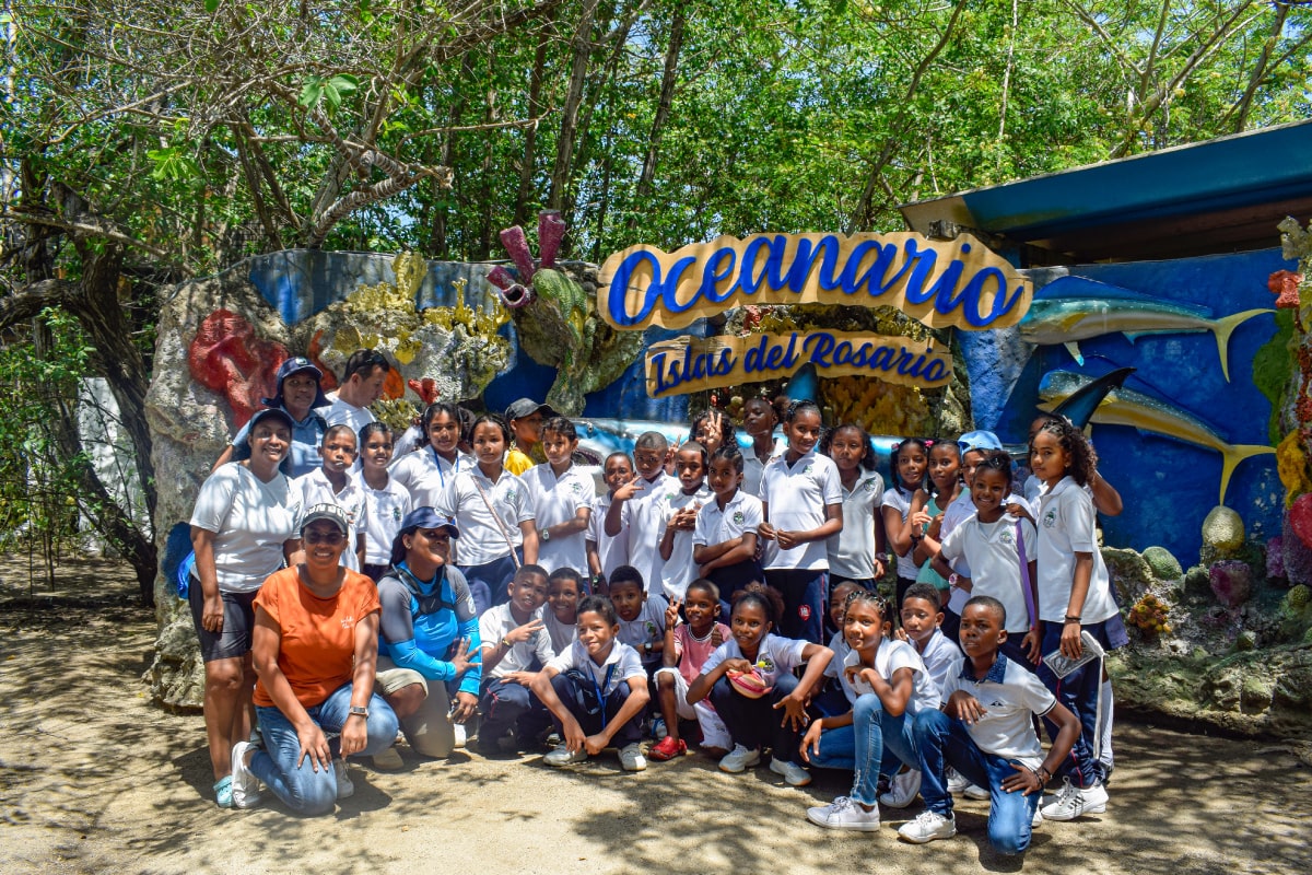 Jovenes de la fundación Funencanto en oceanario de Barú