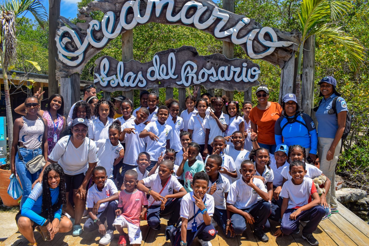 Niños de Fuencanto posando para foto en la entrada del oceanario de las islas del rosario