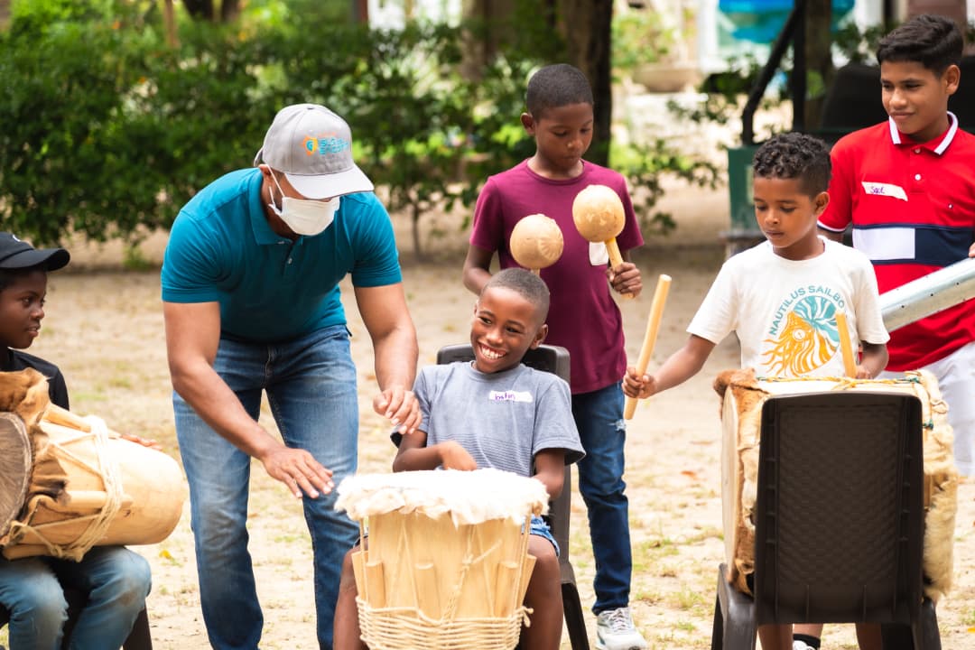 Niños aprendiendo musica en Funencanto