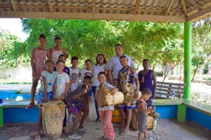 niños de funencanto sonriendo en barú con instrumentos musicales