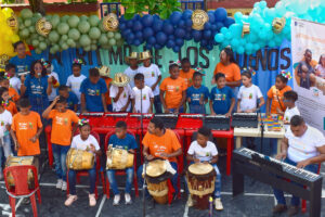 Niños tocando instrumentos en evento musical