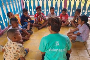 Nuestra voluntaria crea lazos aprendizaje con los niños de Barú